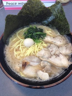「ラーメン中盛、鶏チャーシュー増し」@家系ラーメン 大和 達磨家の写真