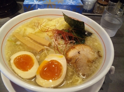 「海老ワンタン麺（塩味）+トロ玉子　890円+100円」@ちゅらりの写真