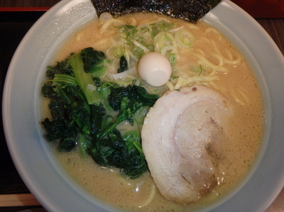 「醤油らーめん(700円)(硬め)、小ごはん」@横浜家系ラーメン 港家の写真