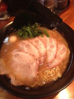 「チャーシュー麺中盛、硬め濃いめ」@新家系 らーめん きたくり家 横須賀中央店の写真