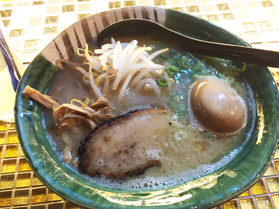 「とんこつ醤油＋味玉（800円）」@麺処708の写真