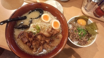 「最北端味噌『炙り』豚盛りそば+ごはんバイ　1209円」@札幌らーめん大地 上尾店の写真