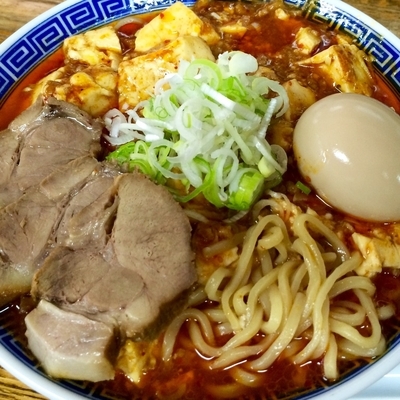 「マーボー麺750円小ブタ200円味玉100円」@明心角ふじの写真
