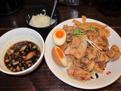 「肉盛りつけ麺並800円＋無料の肉増し＋味玉＋メンマ増し」@魁 肉盛りつけ麺 六代目けいすけの写真