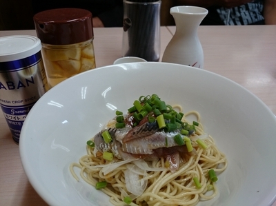 「いわしそば390円＋日本酒」@中華そば よしかわの写真