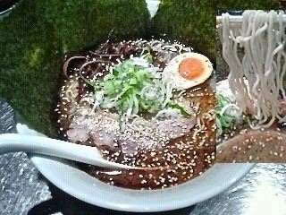 「黒マー油とんこつ (￥800) ＋α」@さんじの写真