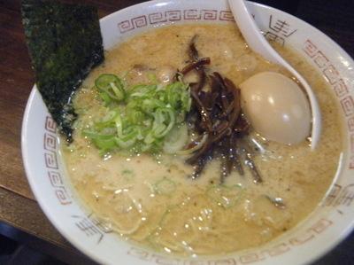 「豚骨醤油味玉ラーメン620円」@四十三代目 哲麺 入間宮寺店の写真