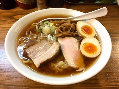 「醤油らー麺＋味玉」@くじら食堂の写真
