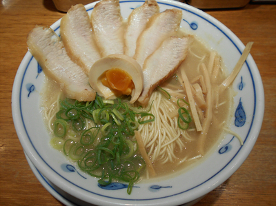 「豚とろらあめん+高菜肉飯(1080円)」@らあめん 渋英の写真