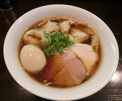 「醤油ワンタンらぁ麺　味玉追加」@らぁ麺 すぎ本の写真