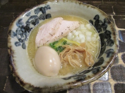 「純鶏蕎麦（７５０円）＋味玉＋鶏チャーシュー×３」@特級鶏蕎麦 龍介の写真