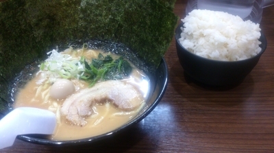 「豚骨味噌ラーメン(麺硬め)＋ライス・海苔(サービス)」@横浜家系らーめん 魂心家 藤沢店の写真