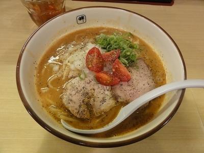 「トマトカレーラーメン」@麺や輝 長堀橋店の写真