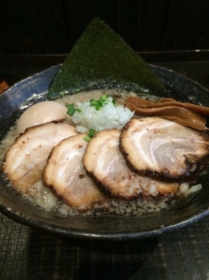 「特製背脂中華そば+辛肉ミンチ」@まぜそば 一心不乱の写真