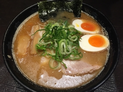 「【限定50食】やりすぎ煮干しラーメンみそ玉入り（950円）」@とんこつらーめん俺式 純 東京ラーメンストリート店の写真