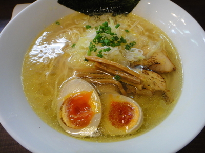 「味玉塩そば」@自家製麺 じゃじゃ。の写真