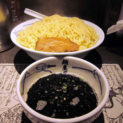 「黒 つけ麺 850円？ 特盛 600ｇ（あつもり）」@麺屋 武蔵 芝浦別巻の写真