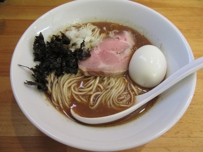 「アレの黒（８５０円）＋味玉＋和え玉」@煮干中華ソバ イチカワの写真