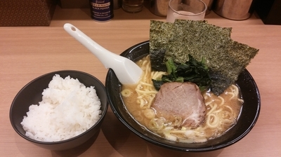 「ラーメン　580円　無料ライス」@麺達 うま家 水道橋店の写真