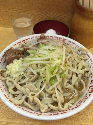 「小ラーメン 野菜少なめ ニンニク少し 生卵」@ラーメン二郎 環七新新代田店の写真