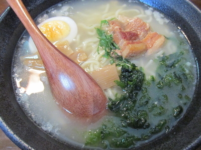 「しそっ葉と角煮の白のぼんくら＋かえ飯　「780円＋90円」」@牛骨らーめん Bones Clubの写真