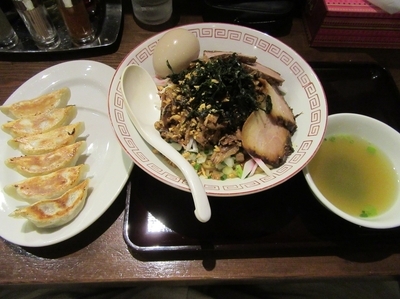 「汁なし（７５０円）＋餃子＋味玉＋肉増し」@中華そば 飯村製作所の写真