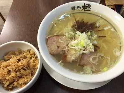 「らーめん 700円 + 肉めし（無料サービス）」@麺や 極 日本橋箱崎町店の写真