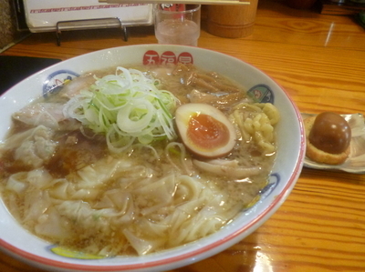 「肉ワンタンメン+熟玉」@五福星の写真
