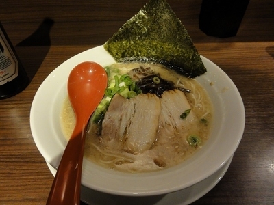 「豚骨白550円　替え玉無料　瓶ビール380円」@博多らーめん 一心堂 蒲田店の写真