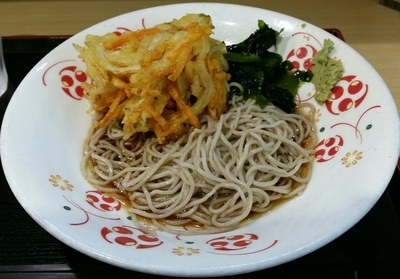 「冷やしかき揚げそば　460円」@いろり庵きらく 浦和店の写真