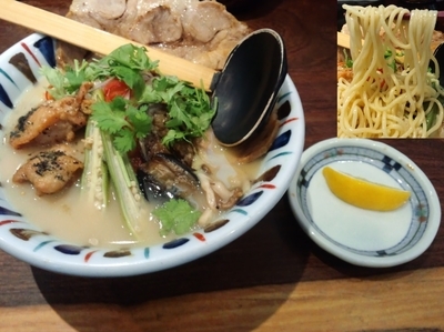 「グリーンカレーラーメン固めパクチー918円＋チャーシュー３枚」@とんこつらーめん七志 上大岡店の写真