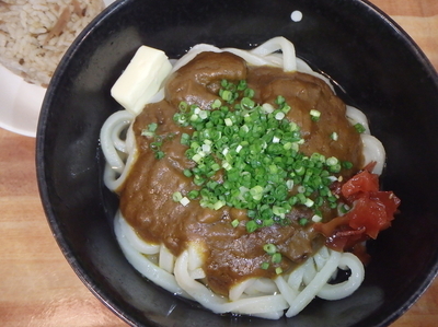 「牛テールうどん(600円)、イリコ飯のおむすび(120円)」@UDON FACTORY エビスの写真