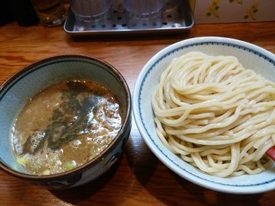 「濃厚煮干つけ麺（大盛同料金）830円」@月と鼈の写真