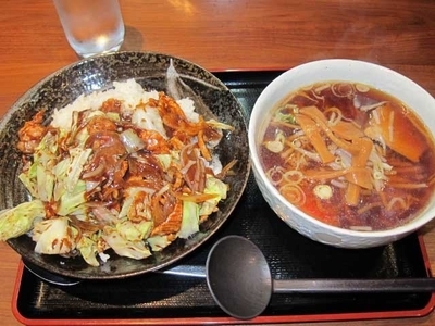 「回鍋肉丼　500円（ランチ）＋半ラーメン　300円」@中華ダイニング いい田の写真