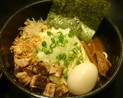 「魚介まぜそば 650円＋辛肉ハーフ50円、味玉」@まぜそば 一心不乱の写真