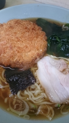 「メンチラーメン550円」@立喰 新角の写真