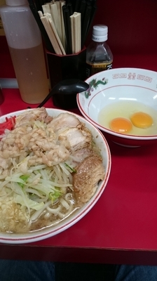 「子豚、生卵+生卵 ニンニクちょいマシ 脂マシマシ 紅生姜」@ラーメン二郎 湘南藤沢店の写真