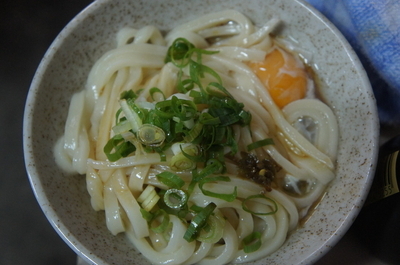 「うどん(小)(150円)、生玉子(50円)」@谷川米穀店の写真