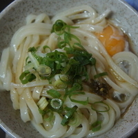 うどん(小)(150円)、生玉子(50円)