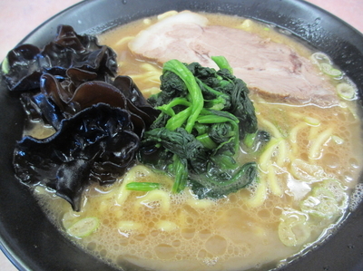 「らーめん中盛り￥７８０きくらげ￥１００海苔Ｗ別皿￥２００」@らーめん家 せんだい 羽沢店の写真