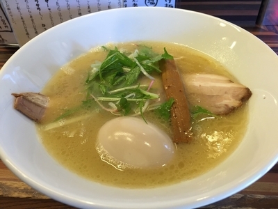 「トリ塩パイタン（半熟煮玉子入り）」@ラーメン ロケットキッチンの写真