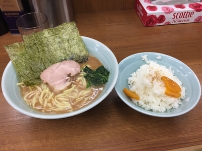 「ラーメン（並）＋無料ライス 650円」@横浜ラーメン 武蔵家 北千住店の写真