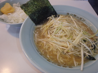 「ネギラーメン(並)(650円)、ライス小(100円)」@ラーメンショップ 焼津店の写真