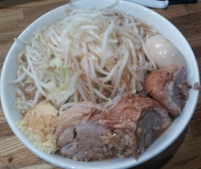 「ラーメン中盛り＋特製＋ニンニク多め」@デカ盛り戦隊 豚レンジャーの写真