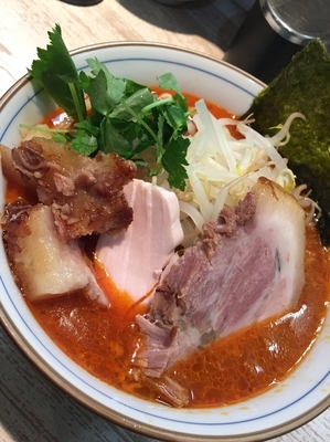 「【気まぐれ限定】小江戸黒豚トンコツエビ辛バージョン￥900」@中華そば 四つ葉の写真