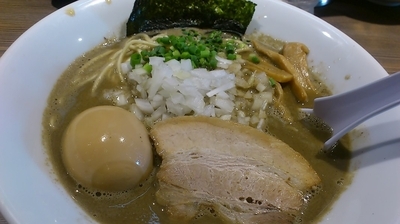 「半熟味玉極濃厚煮干しラーメン 880円」@つけ麺 一燈の写真