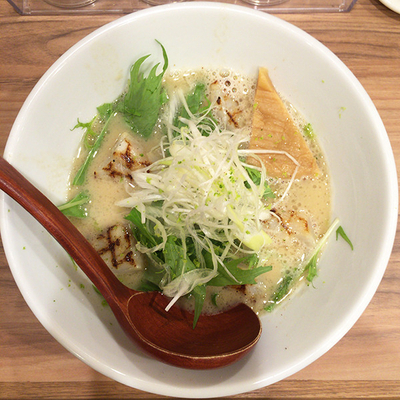 「築地直送北海道産 帆立白湯らぁめん（贅沢貝柱のせ）」@旨美麺 築一の写真