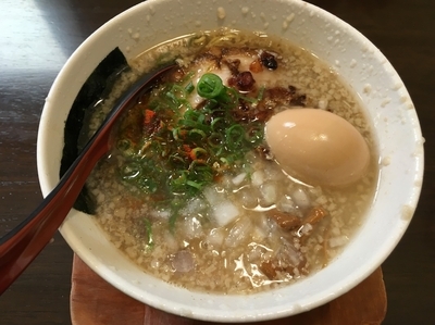 「燕黒ラーメン＋煮玉子」@麺屋 燕の写真
