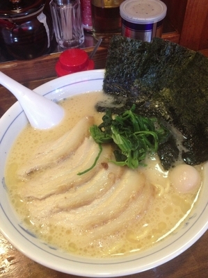 「チャーシュー麺中盛、硬め濃いめ」@横浜家系ラーメン 精一杯の写真