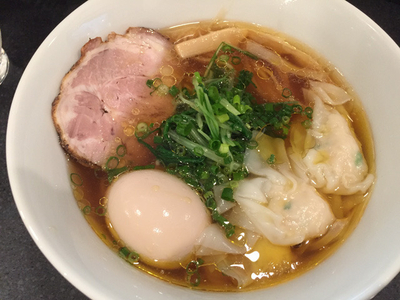 「中華そば醤油その１（木桶仕込みの生揚げ醤油）＋味玉+ワンタン」@中華そば 安成の写真